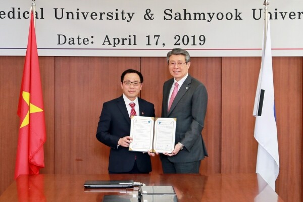 오른쪽부터 삼육대 김성익 총장, 하노이 의과대학 띠 딴 반 총장
