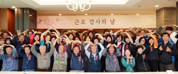 삼육대학교(총장 김성익) 총학생회 임원들이 ‘근로자의 날’을 맞아 5월 3일 교내 교직원식당에서 관리 직원들을 초청해 ‘근로 감사의 날’ 행사를 개최했다. (사진: 삼육대 제공)