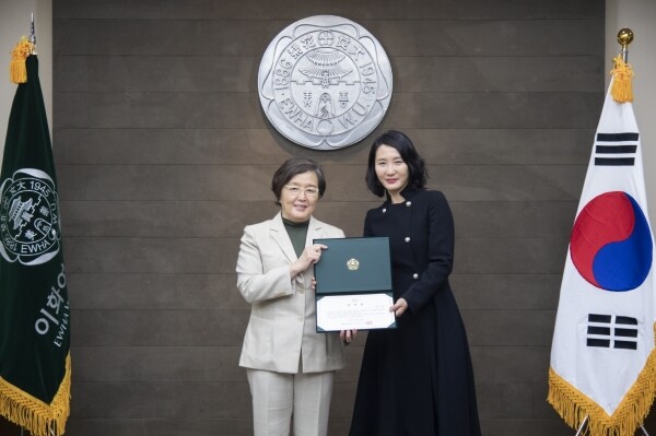 이화여자대학교(총장 김혜숙)는 10월 11일 은이선 동문(동양화과 96년 졸)의 기금 전달식을 진행했다. (사진: 이화여대 제공)