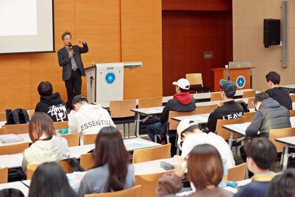 삼육대학교(총장 김성익) 이음인문교양교육연구소(소장 한금윤)는 30일 교내 백주년기념관 장근청홀에서 ‘노무현의 필사(筆士)’로 알려진 윤태영 작가 초청 특강을 개최했다. (사진: 삼육대 제공)