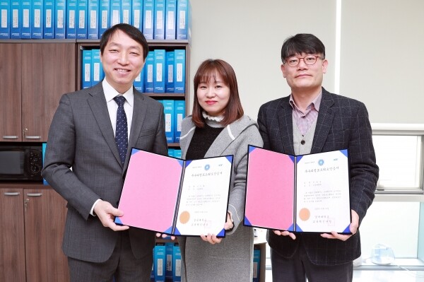 (왼쪽부터) 삼육대 송창호 교육혁신단장, 우수 티칭 포트폴리오 간호학과 신선화 교수, 중국어학과 안병삼 교수 (사진: 삼육대 제공)