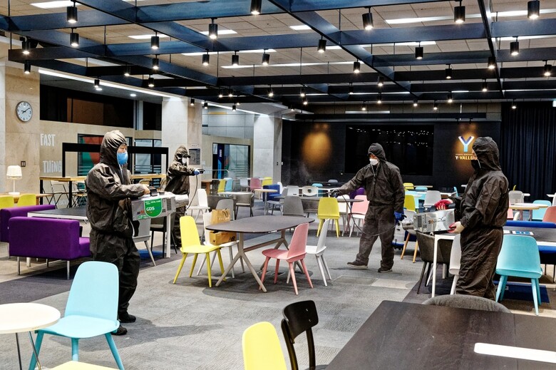 중앙대, 숙명여대, 이화여대 등 서울 주요대학들이 잇달아 온라인 강의를 2주 연장하고 있다. UNIST는 전국 대학 중 처음으로 1학기 전체를 온라인 강의로 실시하기로 했다. 대학들이 이처럼 온라인 강의 기간을 추가로 늘리거나 학기 전체를 온라인 강의로 대체한 것은 ‘코로나19’ 확산세가 여전하기 때문이다. 국내 확진자는 줄고 있지만 유럽발 입국자 중 확진자가 늘고 서울·수도권에서 소규모 집단감염이 이어지고 있다. 대학들이 섣불리 다수 학생이 모이는 집합강의를 시행하기에는 여전히 부담스럽다.(사진=연세대 제공)