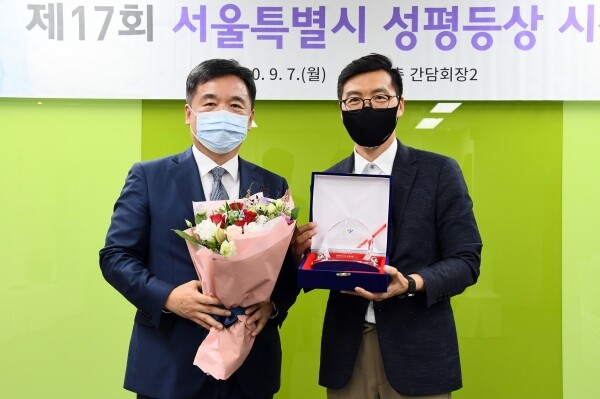 삼육대가 수탁 운영하는 서울시립 창동인터넷중독예방상담센터가 지난 7일 ‘서울특별시 성평등상’ 우수상을 수상했다. (왼쪽부터) 서정협 서울시장 권한대행, 김상우 창동인터넷중독예방상담센터장 모습.