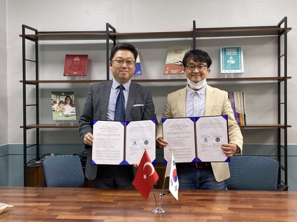 한국외국어대학교 특수외국어교육진흥원은 지난 15일, 한국외대 서울캠퍼스 교수학습개발원 1층에 마련된 터키문화원 회의실에서 특수외국어 교육의 기회를 사회 전반에 확대하기 위해 유누스엠레 인스티튜트 터키문화원과 업무 협약을 맺었다. (사진=한국외대 제공)