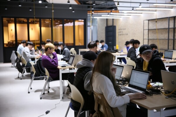 국내 사립대 학생들은 수업료와 입학금 등 등록금으로 1년에 770만원을 내고, 교내외 장학금으로 340만원을 받는 것으로 나타났다. 한국사학진흥재단(이사장 지병문)은 2019 회계연도 사립대학 결산 공시가 완료됨에 따라, ‘우리대학 등록금은 얼마나 받나 장학금은 얼마나 주나’ 주제 카드뉴스를 13일 대학재정알리미 홈페이지에 공시했다.(사진은 기사내용과 관련없음)