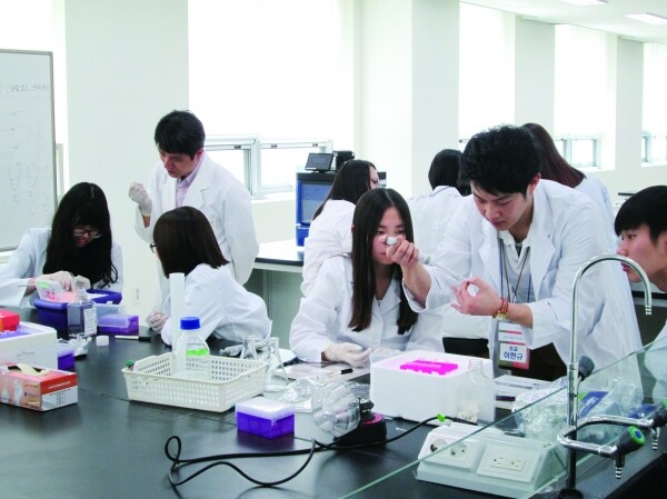 동국대 약학대학 실습 모습. 위 사진은 기사의 특정내용과 관계없음. 사진=동국대 제공