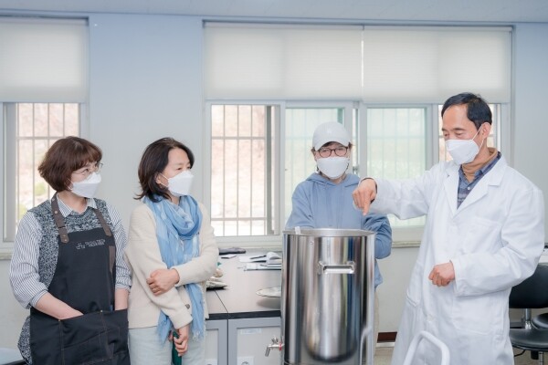 서울과기대는 지난 2일 국립대학의 공적역할 강화와 지역 주민들의 평생학습 증진을 위해 ‘노원평생시민대학’ 프로그램을 시작했다. ‘풍미 있는 수제 맥주 만들기’ 교육 중 맥주 양조 과정에 대해 설명하는 모습. 사진=서울과기대 제공