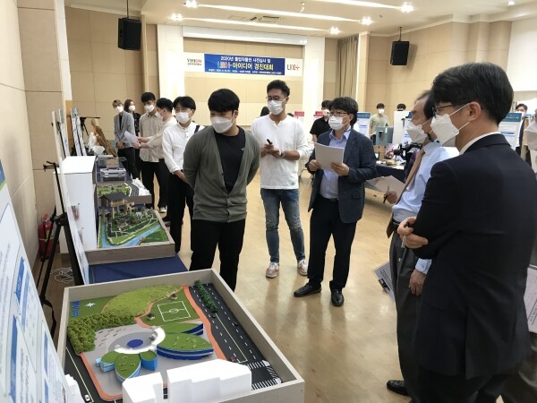전주비전대 ‘2020년 졸업작품전 사전심사 및 LINC+ 아이디어 경진대회’에서 심사자들이 참여 작품을 심사하고 있다. 사진=전주비전대 LINC+사업단 제공