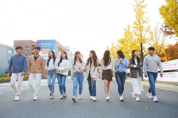 영남이공대가 '신산업 분야 특화 선도전문대학 지원사업'에서 '미래자동차 분야'에 선정됐다. 영남이공대 홍보대사 학생들. 사진=영남이공대 제공