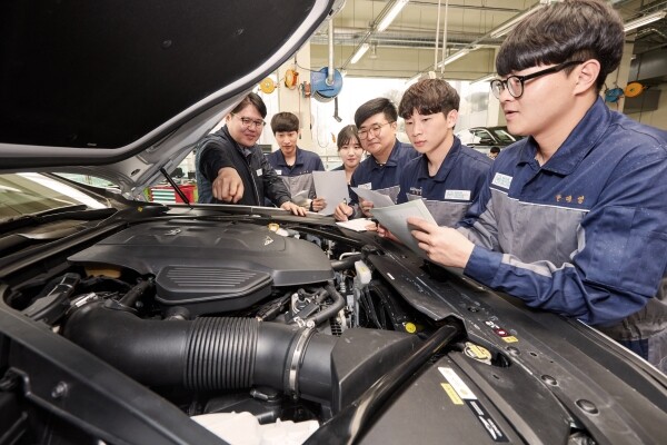 대림대 미래자동차공학과 학생들이 실습을 하고 있다.