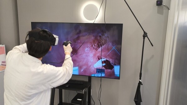 선문대 간호학과 학생이 가상현실(VR)을 통해 직접 신체구조를 조작하는 실습을 진행하고 있다. 사진=선문대 제공