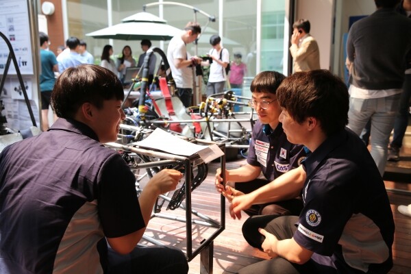 아주대는 10일 ‘QS 세계대학평가’에서 지난해 대비 20계단 상승한 531~540위에 이름을 올렸다고 밝혔다. 사진은 파란학기 성과발표회에 참여한 포뮬러 차량 제작팀. 사진=아주대 제공