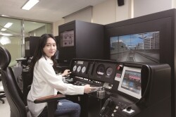 한국교통대 학생이 철도운전 실습을 하고 있다. 사진=한국교통대 제공