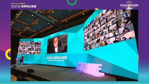 미래학자 토마스 프레이가 '2021년 대학혁신 포럼'에서 '대학, 그리고 미래'를 주제로 기조강연을 하고 있다. 사진=화면 캡쳐