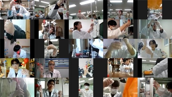 건국대 화학과 학생들이 줌(Zoom)으로 담당교수와 함께 재택 실험을 하고 있다. 수업에 이용된 줌 서비스는 오는 8월부터 유료로 전환된다. 위 사진은 기사의 특별한 내용과 관계 없음. 사진=건국대 제공