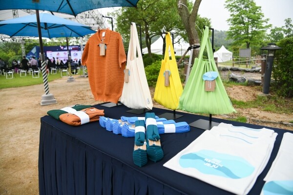 효성티앤씨의 파트너사인 플리츠마마의 제주리젠 컬렉션. 페트병을 활용해 가방, 옷 등으로 재탄생 시키는 등 친환경 사업으로 가치를 높이고 있다. 사진=효성 제공