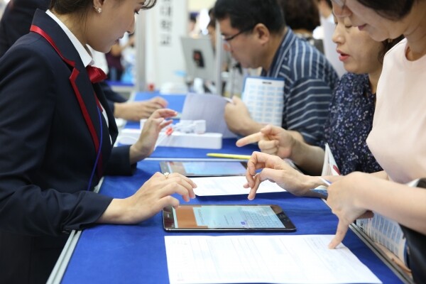 2020 대입 박람회에 참가한 학생들이 대학 입시 정보를 확인하고 있다. 사진=대학저널 DB