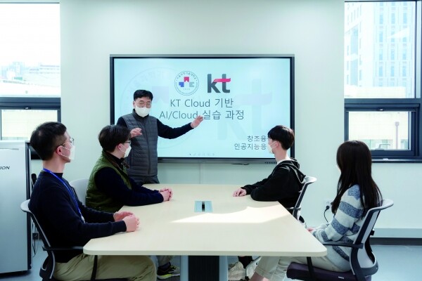 인공지능응용학과 학생들이 KT 클라우드를 활용한 ‘서울과기대 아카데미 프로그램’에 대한 설명을 듣고 있다.