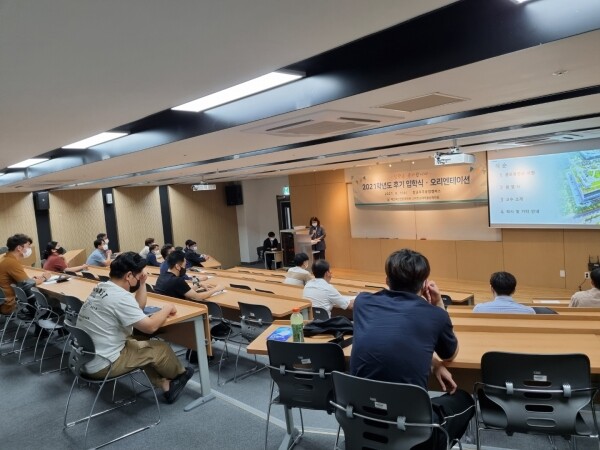 지난 1일 인하대 항공우주융합캠퍼스에서 열린 제조혁신전문대학원 2021학년도 후기 입학식 및 오리엔테이션 모습. 사진=인하대 제공