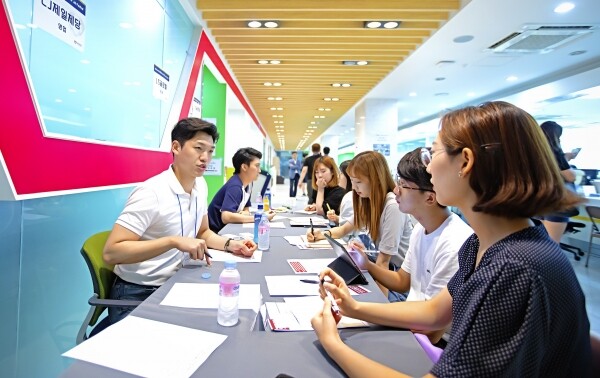 경희대 2018 하계 Job Festival에서 학생들이 취업상담을 받고 있다. 사진=경희대 제공