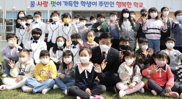 거문초서도분교장, 거문초동도분교장, 거문초덕촌분교장 등을 통합해 새롭게 개교한 거문초를 찾은 장 교육감 모습