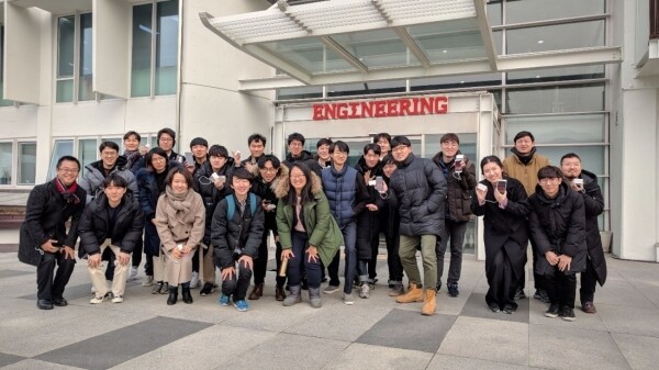 단기집중강의 프로그램을 마친 후 서울대 35동 앞에서 타케우치 와타루 교수(왼쪽 첫 번째)와 서울대 학생들 (사진: 서울대 제공)