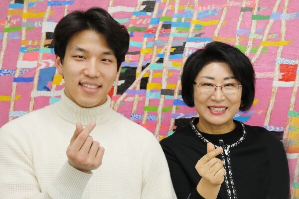 박진호씨(사진 왼쪽)가 가천대를 찾아 최미리(사진 오른쪽) 기획부총장에게 감사인사를 한 뒤 기념사진을 촬영하고 있다. (사진: 가천대 제공)