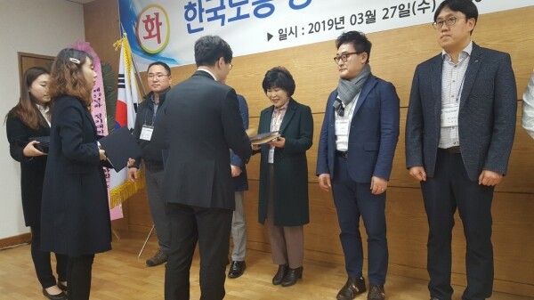표창장을 수상하고 있는 강분다 선생