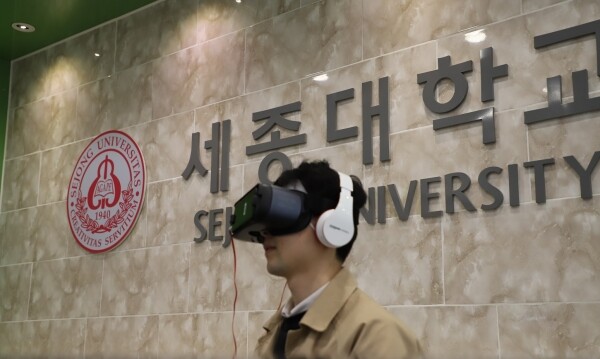 세종대학교 재학생이 대학일자리사업단에서 VR면접 프로그램을 체험하고 있다. (사진: 세종대 제공)