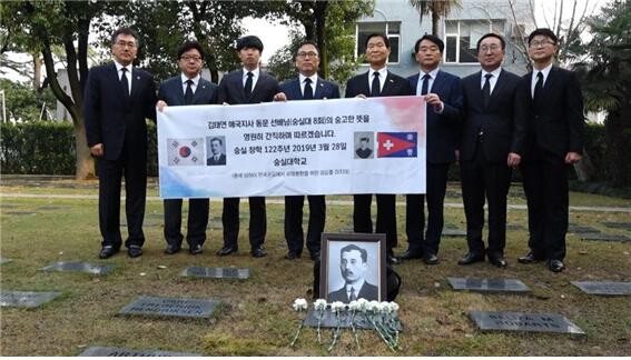 (왼쪽부터 고승원 숭실대 대외협력실장, 이동한 민주평화통일자문회의 상하이협의회 회장 ,우제원 숭실대 총학생회장, 최영삼 상하이총영사, 조관길 유족, 박상윤 상해한국상회(한국인회) 회장, 배제진 흥사단 상해지부장겸 민주평화통일자문회의 상하이협의회 수석부회장, 원장석 상해한국상회 수석부회장)