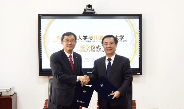 광운대 유지상 총장(좌)이 중국 청도과기대(총장 마연상)와 국제 교류협력에 대한 MOU를 체결했다. (사진: 광운대 제공)