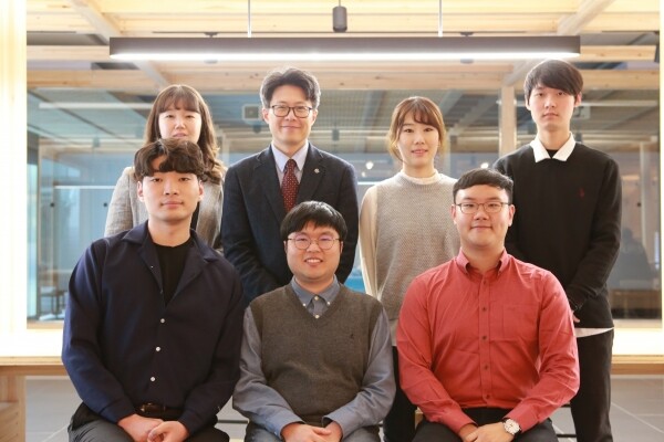 MAOA유전자 관련 연구를 진행한 연구팀(첫번째줄 왼쪽부터)로봇공학전공 제갈장환 석사과정생, 정보통신융합전공 진권휴 석사과정생, 뇌인지과학전공 염지우 석사과정생, (두번째줄