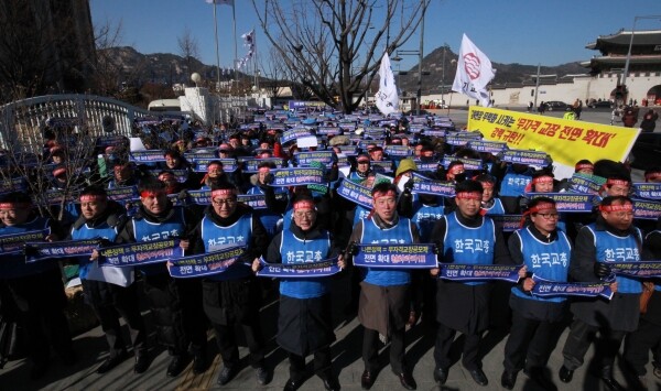 2018년 1월 29일 교총이 정부서울종합청사 앞에서 진행된 무자격 교장공모제 전면 확대 규탄 및 철회 촉구 전국 교육자대표 결의대회를 진행하고 있다.(사진제공: 교총)