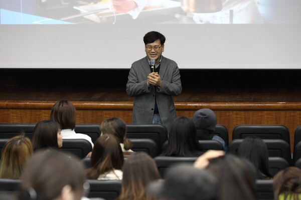 서울여자대학교 산학협력단(단장 허종호 교수)은 4일 서울여대 바롬인성교육관 국제회의실에서 세종사이버대 외식창업프랜차이즈학과 어윤선 교수를 초청해 ‘실패를 줄이는 외식업 창업전략’ 특강을 개최했다. (사진: 서울여대 제공)