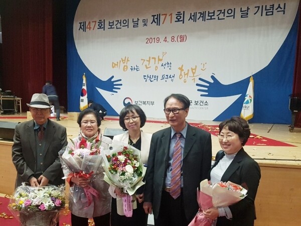 경북과학대 강향숙(가운데) 교수가 지난 8일 경북도지사 표창을 받은 뒤 기념사진을 찍고 있다.