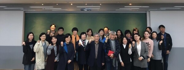 ‘글로컬다문화교육포럼 국내학자 초청 워크숍’에서 주요 인사들과 참석자들이 기념촬영을 하고 있다.