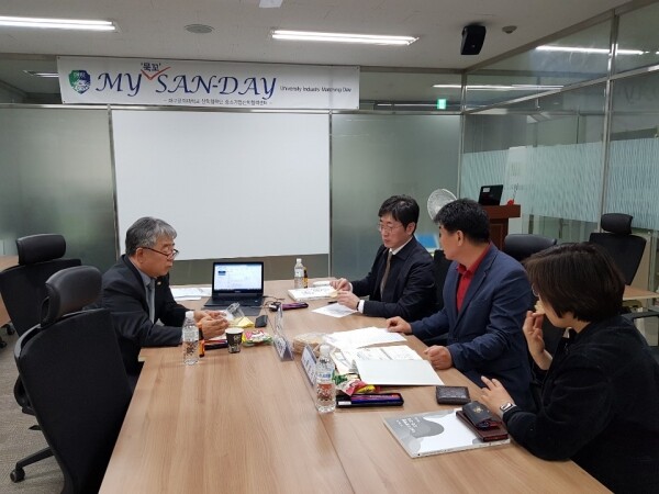 일대일 멘토링을 진행하고 있는 대구경북지방중소벤처기업청 박동일 전문위원과 미술치료학과 황세진 교수, 엄지영지버섯이야기 오순기 대표, 중소기업산학협력센터 정현아 센터장