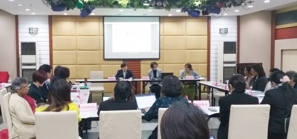 4월 10일~14일 중국에서 열린 아시아 여성리더십포럼에서 기조연설하는 김혜숙 총장(맨 왼쪽) (사진: 이화여대 제공)