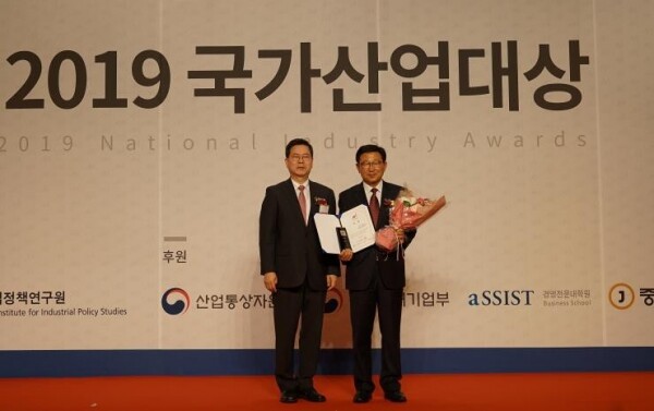 시상식에 참석한 아주자동차대학 박병완 총장(사진 오른쪽)