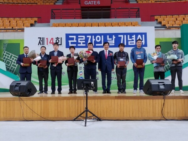 경산시장 표창장을 수상한 이상혁 씨(왼쪽에서 세번째)