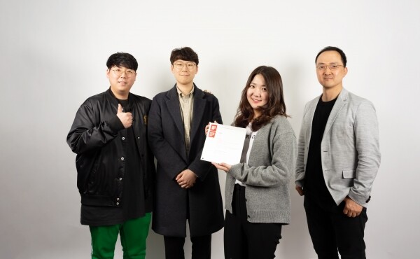 아이몬으로 iF 디자인 어워드를 수상한 김차중 교수팀. 왼쪽부터 조광민, 마상현, 최하연 연구원, 김차중 교수