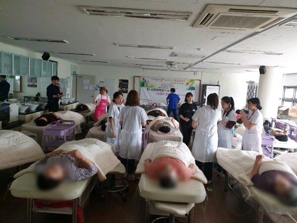 신한대학교(총장 서갑원) 뷰티헬스전공 내 동아리 연합(지도교수 최에스더, 지도교수 서수연)은 5월 3일 가정의 달을 맞이해 “내가 니 부모Day”라는 주제로 부모님과 의정부시노인복지관 어르신들을 모시고 손, 발 마사지와 얼굴마사지를 해드렸다. (사진: 신한대 제공)