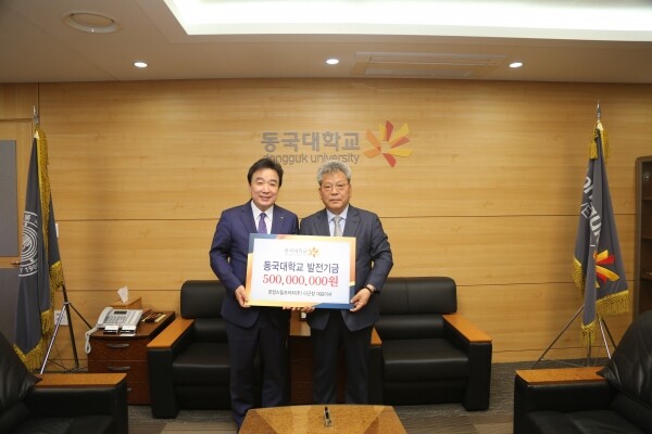 왼쪽부터 윤성이 총장, 이근창 대표이사