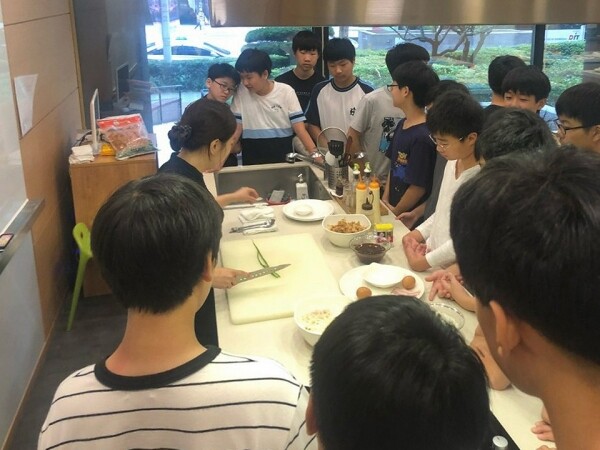 지난해 동서대 사회교육원에서 동의중학교 학생들의 진로 체험 수업 장면