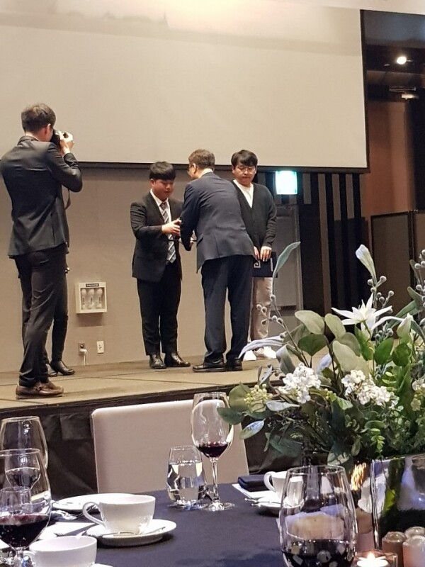 강원대학교(총장 김헌영) 건설융합학부 토목공학전공(지도교수 박철우) 서진호 학석사통합과정생과 목동현, 장태진, 이지효 학부생이 사단법인 한국콘크리트학회에서 주최하는 ‘제5회 우수 캡스톤디자인전’에서 최우수상을 수상했다. (사진: 강원대 제공)