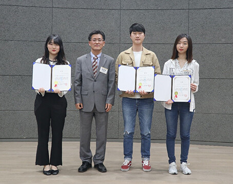 동덕여대 정보통계학과 우윤희 학생(제일 왼쪽)이 5월 10일부터 11일 숭실대학교에서 진행된 ‘2019 한국 정보처리학회 춘계 학술대회’ 학부생 논문 경진대회 부문에서 은상을 수상했다. (사진: 동덕여대 제공)