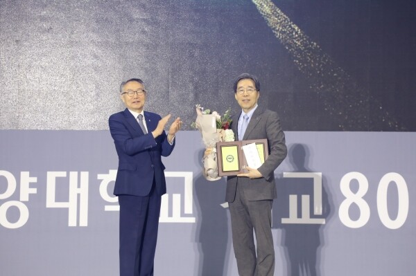 백남석학상 수상자인 배상철 교수(오른쪽)가 김종량 이사장과 기념촬영을 하고 있다.