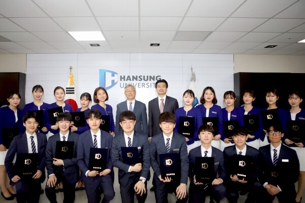 한성대학교(총장 이상한)는 5월 15일 한성대 상상관 9층 총장실에서 학생홍보대사로서의 자긍심과 책임감을 고취하기 위해 ‘제17기 학생홍보대사 하랑 임명식’을 개최했다. (사진: 한성대 제공)