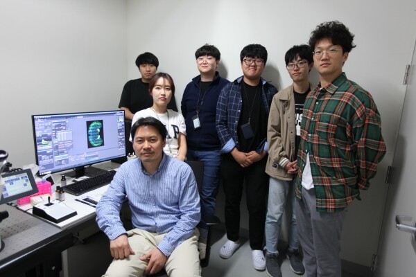 DGIST 뇌·인지과학전공 오용석 교수(왼쪽 앞)와 연구팀