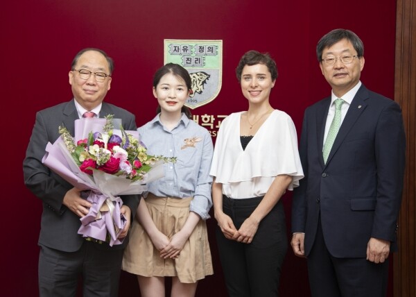 권오섭 회장(왼쪽 1)이 정진택 총장(오른쪽 1)과 외국인학생들과 함께 기념촬영을 하고 있다. (사진: 고려대 제공)